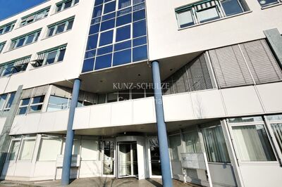 Moderne Büroflächen mit Entwicklungspotenzial mit Terrasse